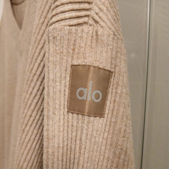 ALO Yoga Muse V-Neck Pullover Heather Gravel - Picture 5 of 14